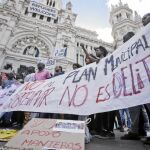 . La celebración del Pleno de Cibeles coincidió ayer con las protestas de dos colectivos a la puerta del Ayuntamiento de Madrid. Por Cibeles, los manteros protestaron contra el plan policial.
