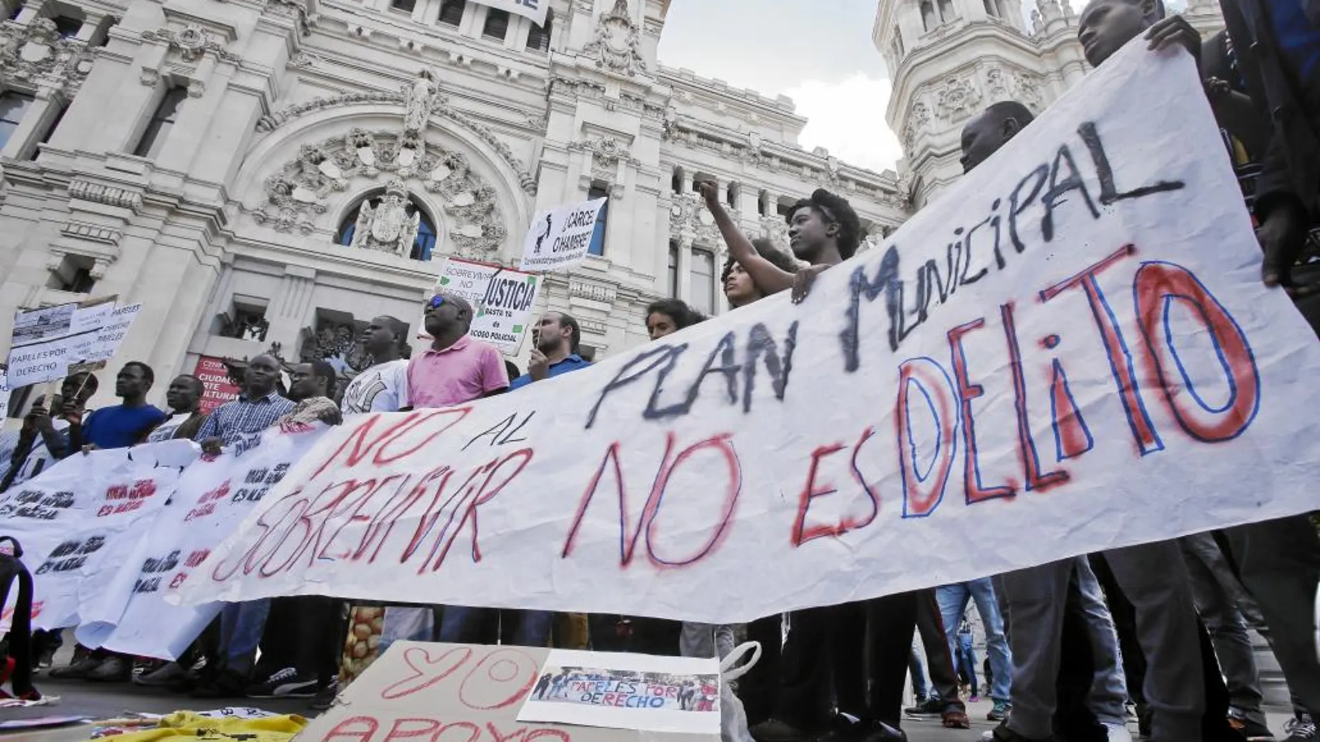 . La celebración del Pleno de Cibeles coincidió ayer con las protestas de dos colectivos a la puerta del Ayuntamiento de Madrid. Por Cibeles, los manteros protestaron contra el plan policial.