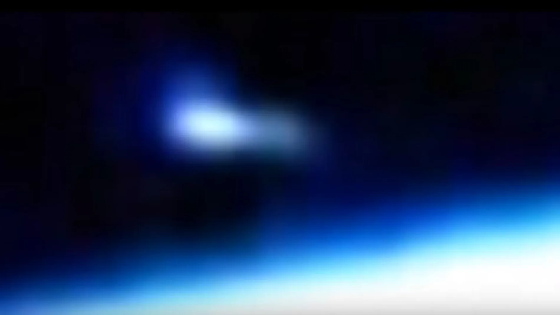 ¿Una nave espacial sobrevolando la Tierra?