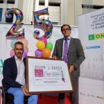 El presidente de la Aspaym, Ángel de Propios, presenta el cupón junto al delegado territorial de la ONCE en Castilla y León, Ismael Pérez.