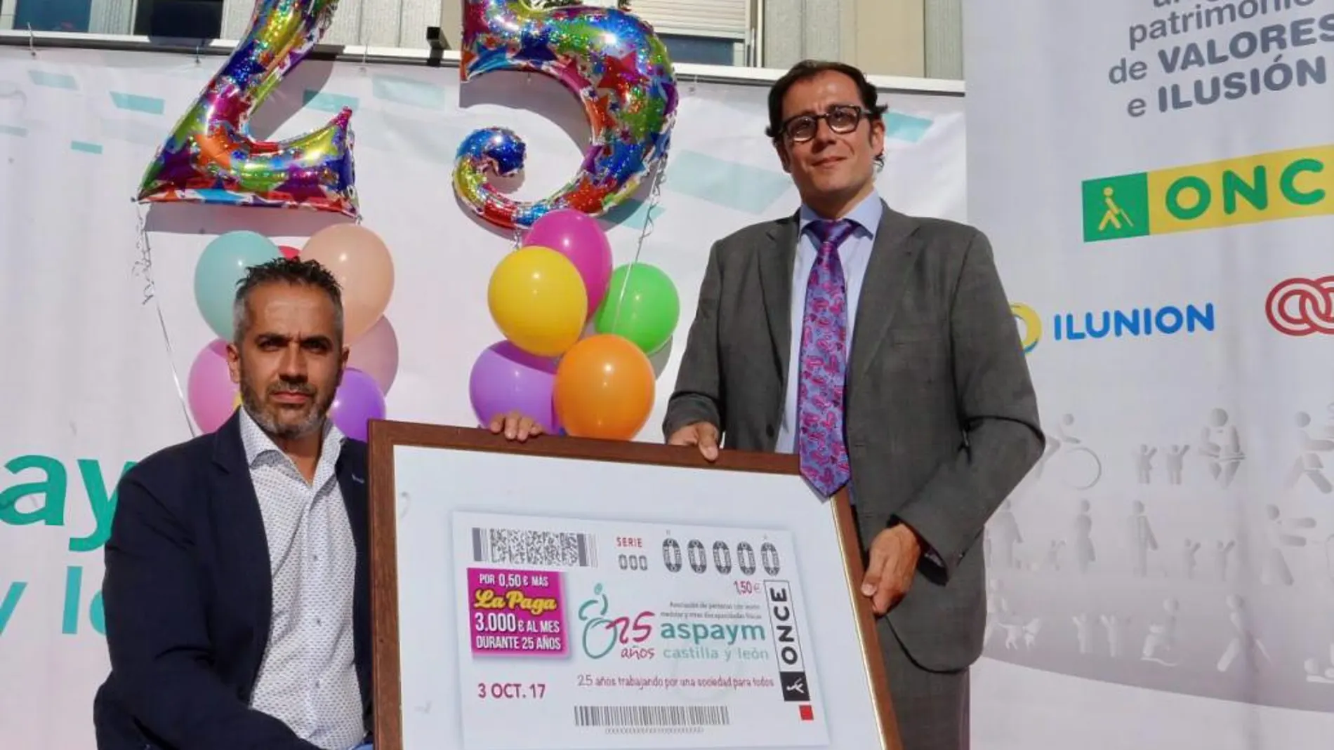 El presidente de la Aspaym, Ángel de Propios, presenta el cupón junto al delegado territorial de la ONCE en Castilla y León, Ismael Pérez.