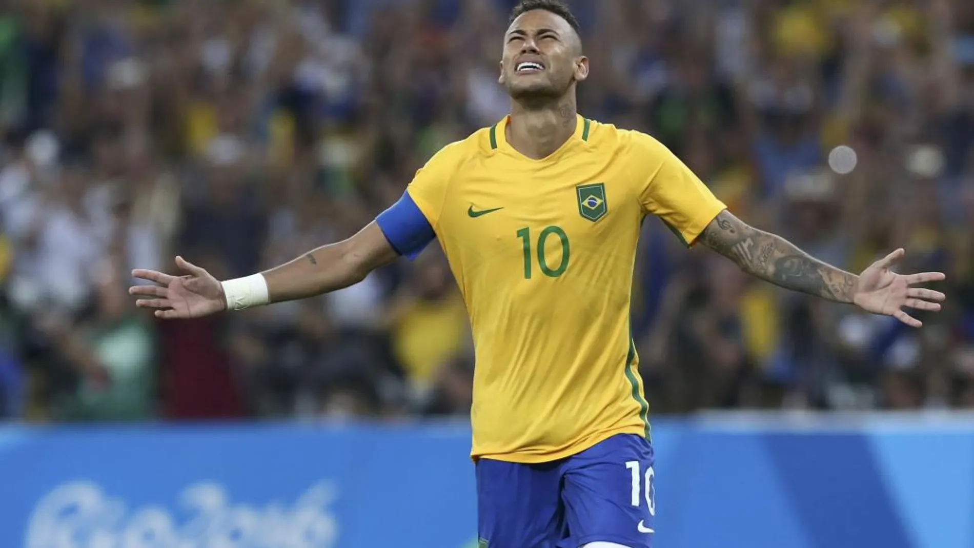 Neymar celebra el oro tras transformar el último penalti