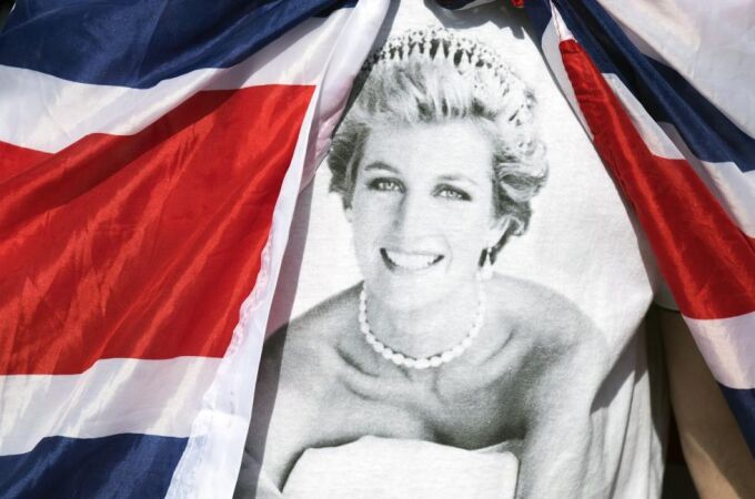 Tributos en memoria de la princesa Diana de Gales a las puertas del Palacio de Kensington en Londres