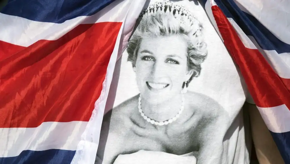 Tributos en memoria de la princesa Diana de Gales a las puertas del Palacio de Kensington en Londres