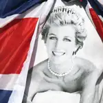 Tributos en memoria de la princesa Diana de Gales a las puertas del Palacio de Kensington en Londres