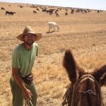 Pedro González con sus cabras en los campos de Vezdemarbán