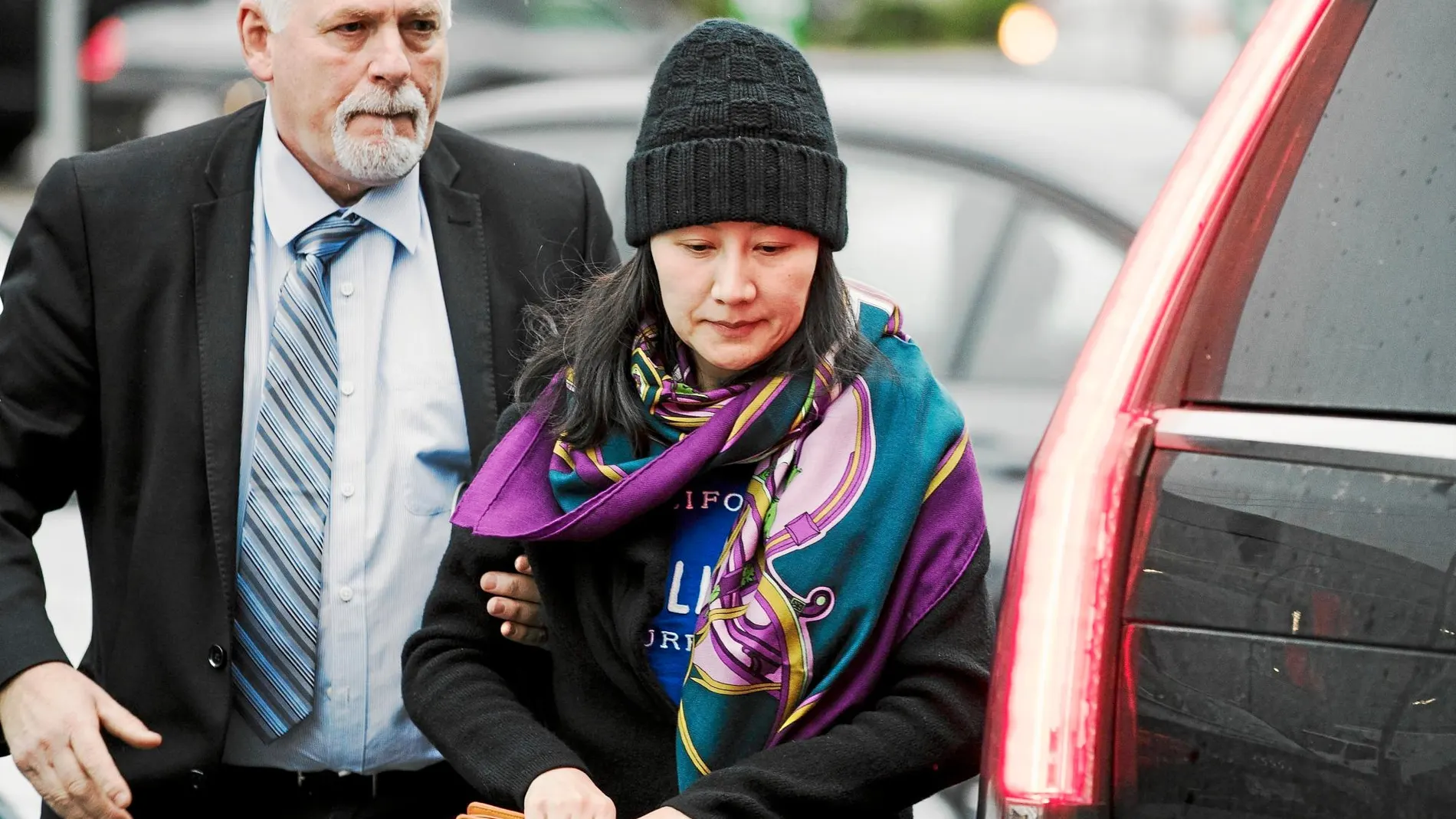 Meng Wanzhou, directora financiera de Huawei, acompañada por un guardia de seguridad en Vancouver