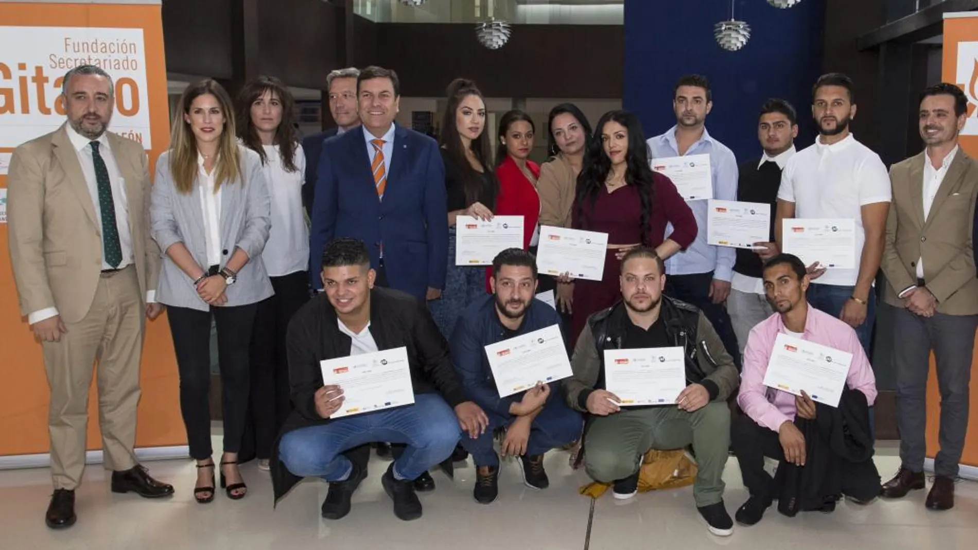 El consejero de Empleo, Carlos Fernández Carriedo, junto con algunos de los jóvenes participantes del programa «Aprender Trabajando»