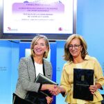 La consejera de Familia, Alicia García, junto a María Lourdes Rodríguez en la firma del protocolo