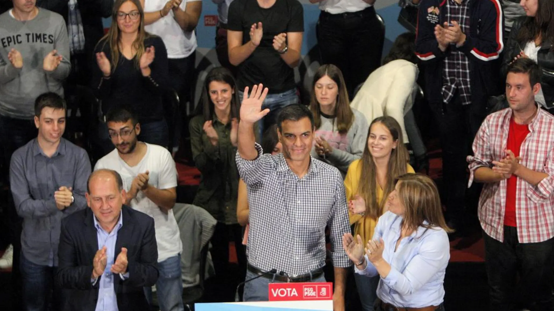 El secretario general del PSOE, Pedro Sánchez, arropa al candidato socialista a la Presidencia de la Xunta, Xoaquín Fernández Leiceaga (i) en el mitin central del día celebrado esta noche en Santiago de Compostela.