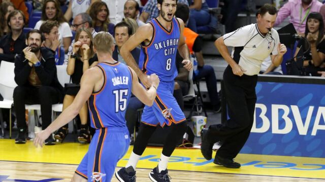 El alero español de los Oklahoma City Thunders, Alex Abrines (c), celebra uno de los triples conseguidos