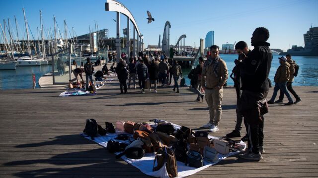 El centro de Barcelona es el sitio preferido para los “manteros”