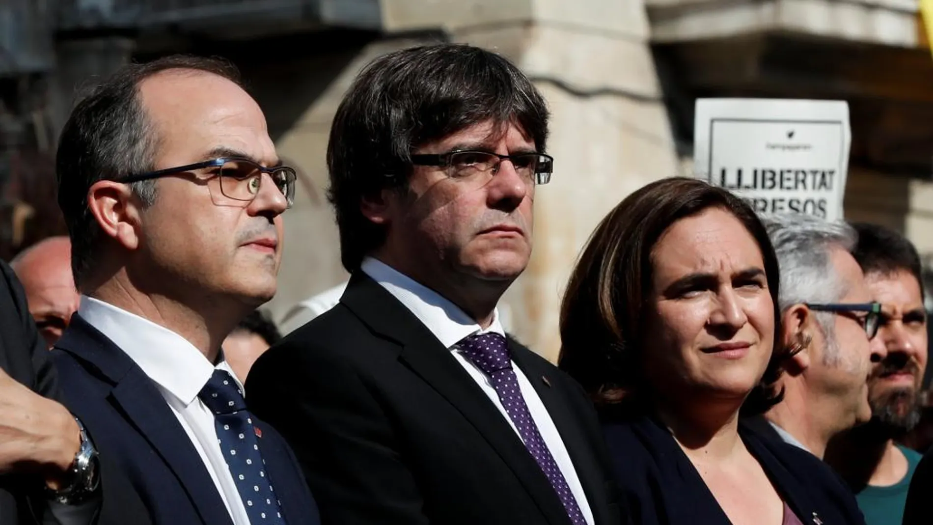 Ada Colau, Carles Puigdemont y Jordi Turull .