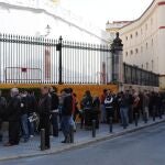 Muchos aficionados esperaron toda la mañana para poder conseguir sus entradas