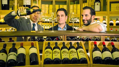 De izda. a dcha., el sumillier Rafael Sandoval, el enólogo de Viña Pomal (abajo, el reserva), y Mario Sandoval, embajador del proyecto