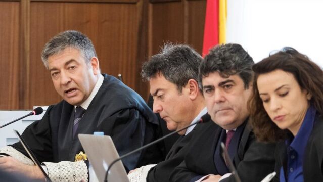 Los dos fiscales anticorrupción (izda.) y los letrados del PP-A, en la sala donde se desarrolla el juicio