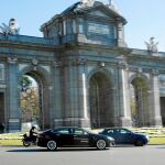 En Madrid trabajan 6.625 vehículos de alquiler con conductor (VTC), según los últimos datos publicados por el Ministerio de Fomento. En la imagen, uno de estos coches en la capital