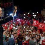 Tayyip Erdogan saluda a sus seguidores a las afueras de su residencia en Estambul