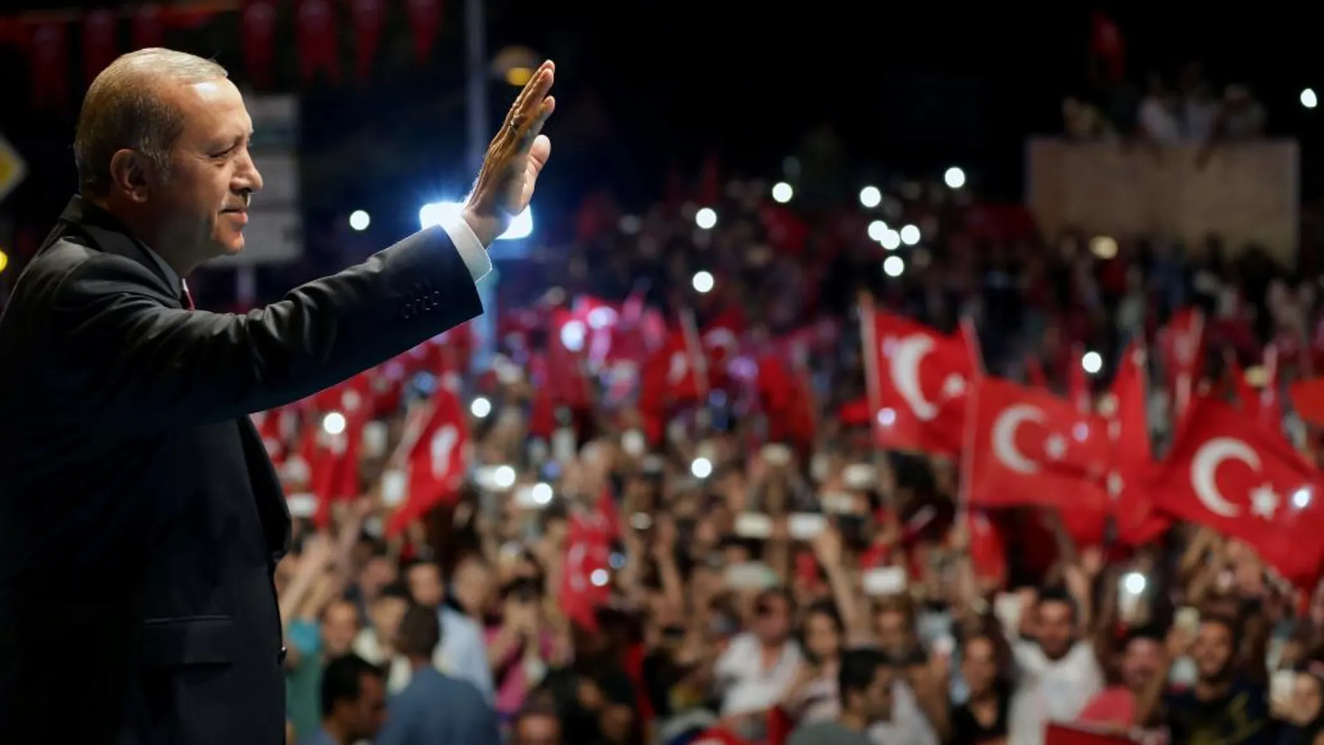 Tayyip Erdogan saluda a sus seguidores a las afueras de su residencia en Estambul