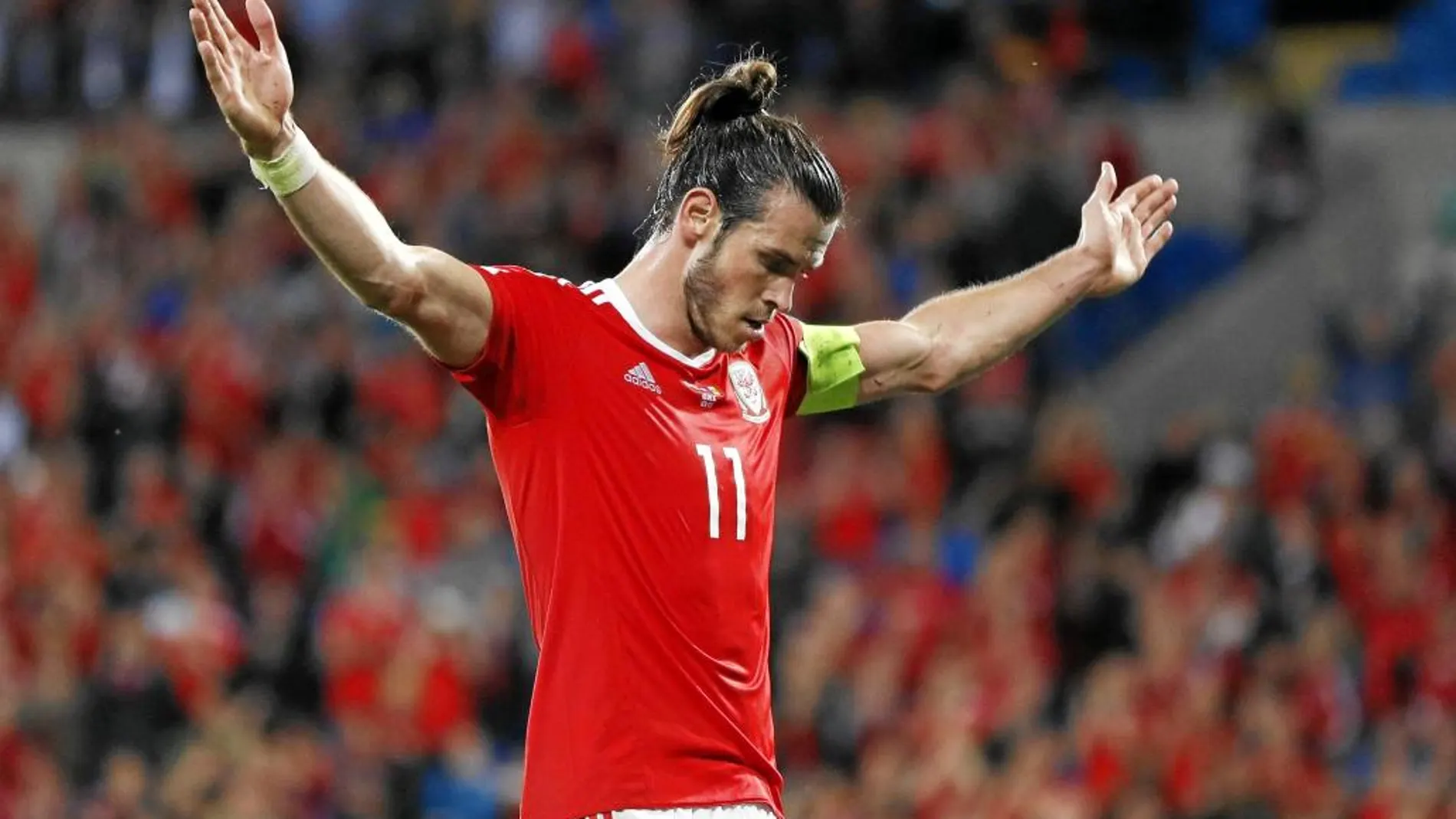 Gareth celebra uno de los tantos que hizo en el debut de Gales en la clasificación para el Mundial