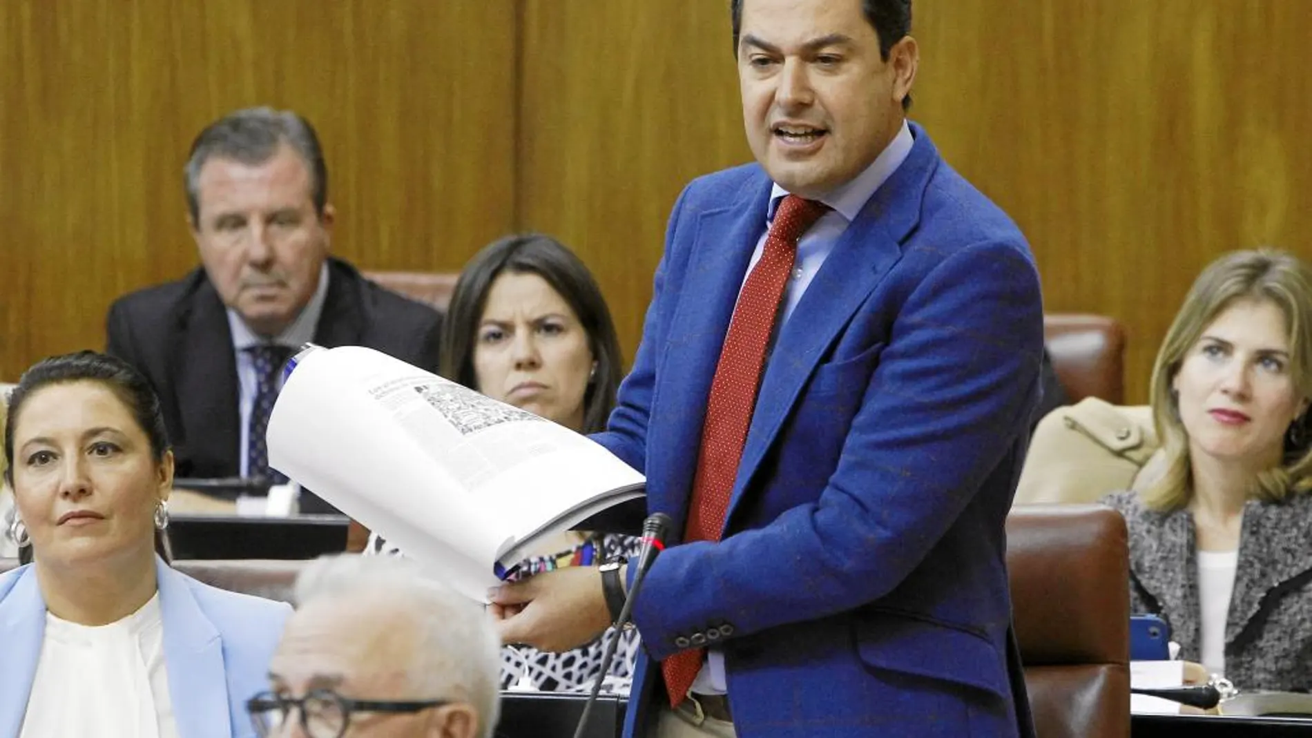 La sanidad protagonizó ayer el enfrentamiento parlamentario entre la presidenta de la Junta, Susana Díaz, y el líder de los populares andaluces, Juanma Moreno, con momentos tensos.