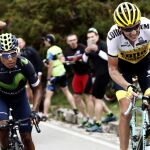 El ciclista colombiano del equipo Movistar, Nairo Quintana en el momento de pasar al holandés del equipo Lotto Jumbo, Robert Gesink a pocos metros de la meta de la décima etapa de la Vuelta Ciclista a España 2016