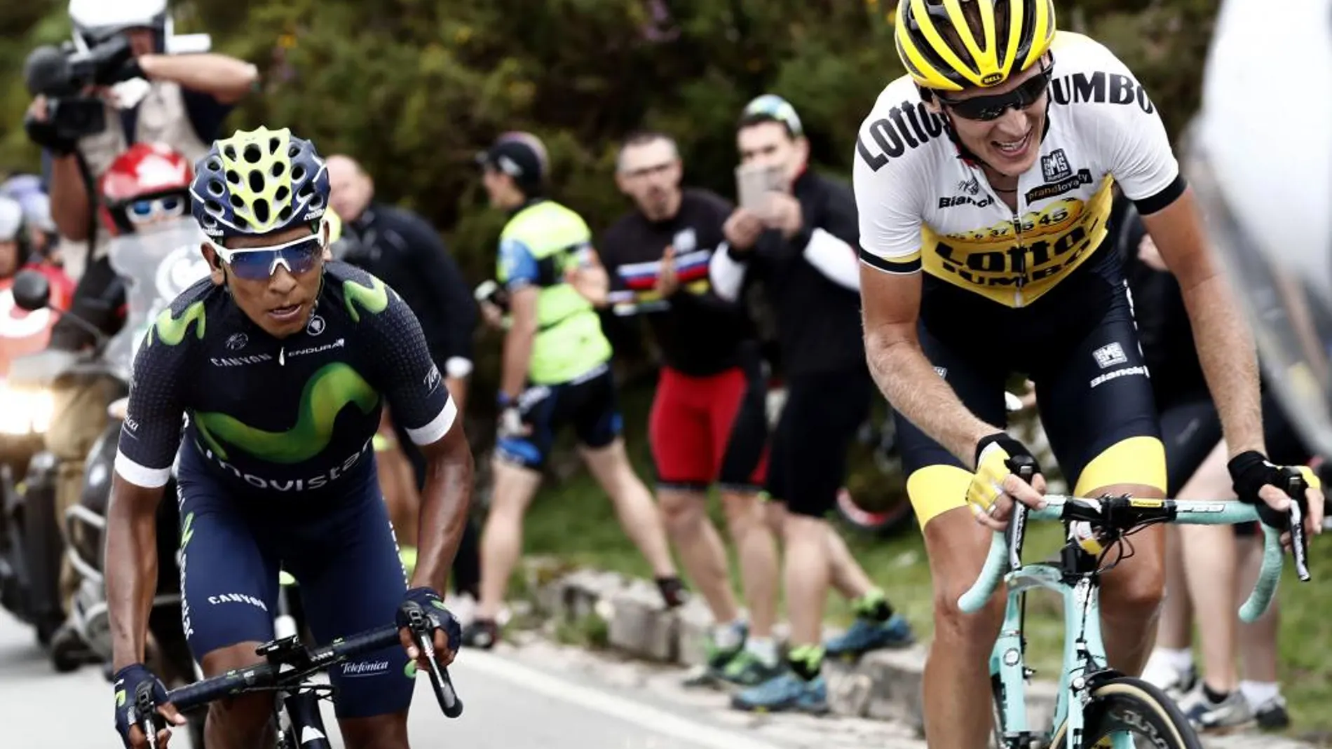 El ciclista colombiano del equipo Movistar, Nairo Quintana en el momento de pasar al holandés del equipo Lotto Jumbo, Robert Gesink a pocos metros de la meta de la décima etapa de la Vuelta Ciclista a España 2016
