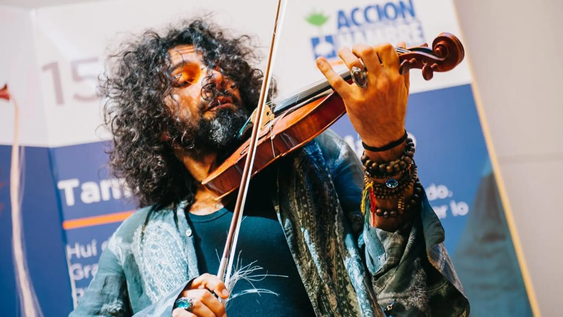 El violinista libanés durante la presentación de su concierto a favor de los refugiados