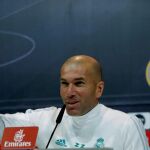 El entrenador del Real Madrid, Zinedine Zidane, durante la rueda de prensa que ofreció tras el entrenamiento que el equipo realizó hoy en la Ciudad Deportiva de Valdebebas para preparar el partido de liga contra el Valencia