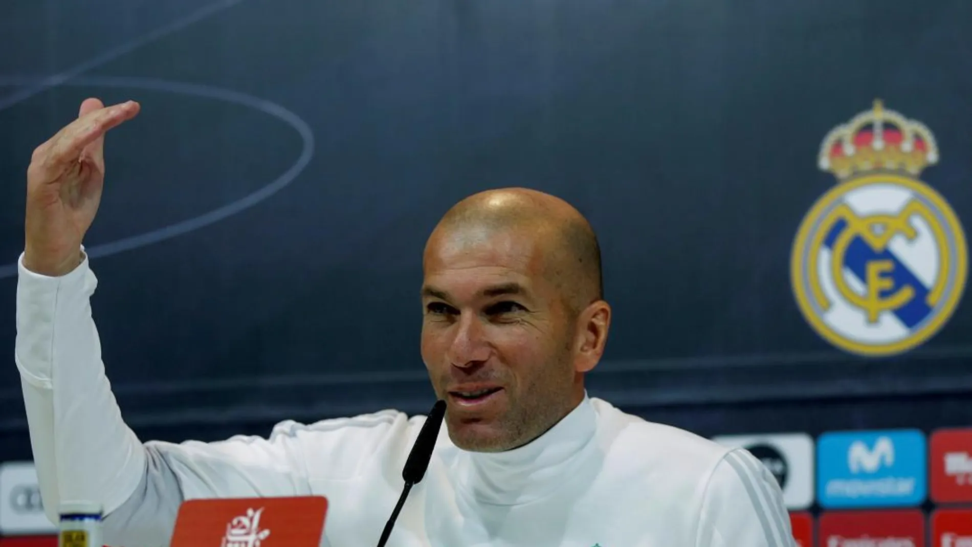 El entrenador del Real Madrid, Zinedine Zidane, durante la rueda de prensa que ofreció tras el entrenamiento que el equipo realizó hoy en la Ciudad Deportiva de Valdebebas para preparar el partido de liga contra el Valencia