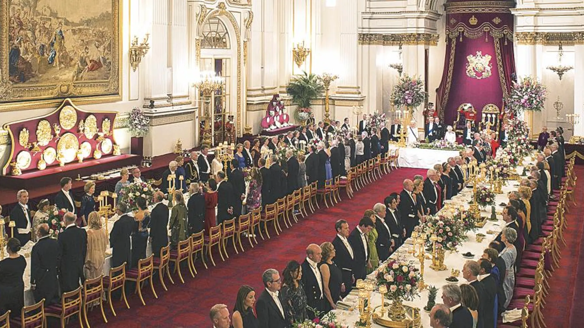 Isabel II presidió la mesa presidencial junto a su marido, los Reyes, el Príncipe de Gales y la duquesa de Cornualles, los duques de Cambridge y Theresa May, entre otros