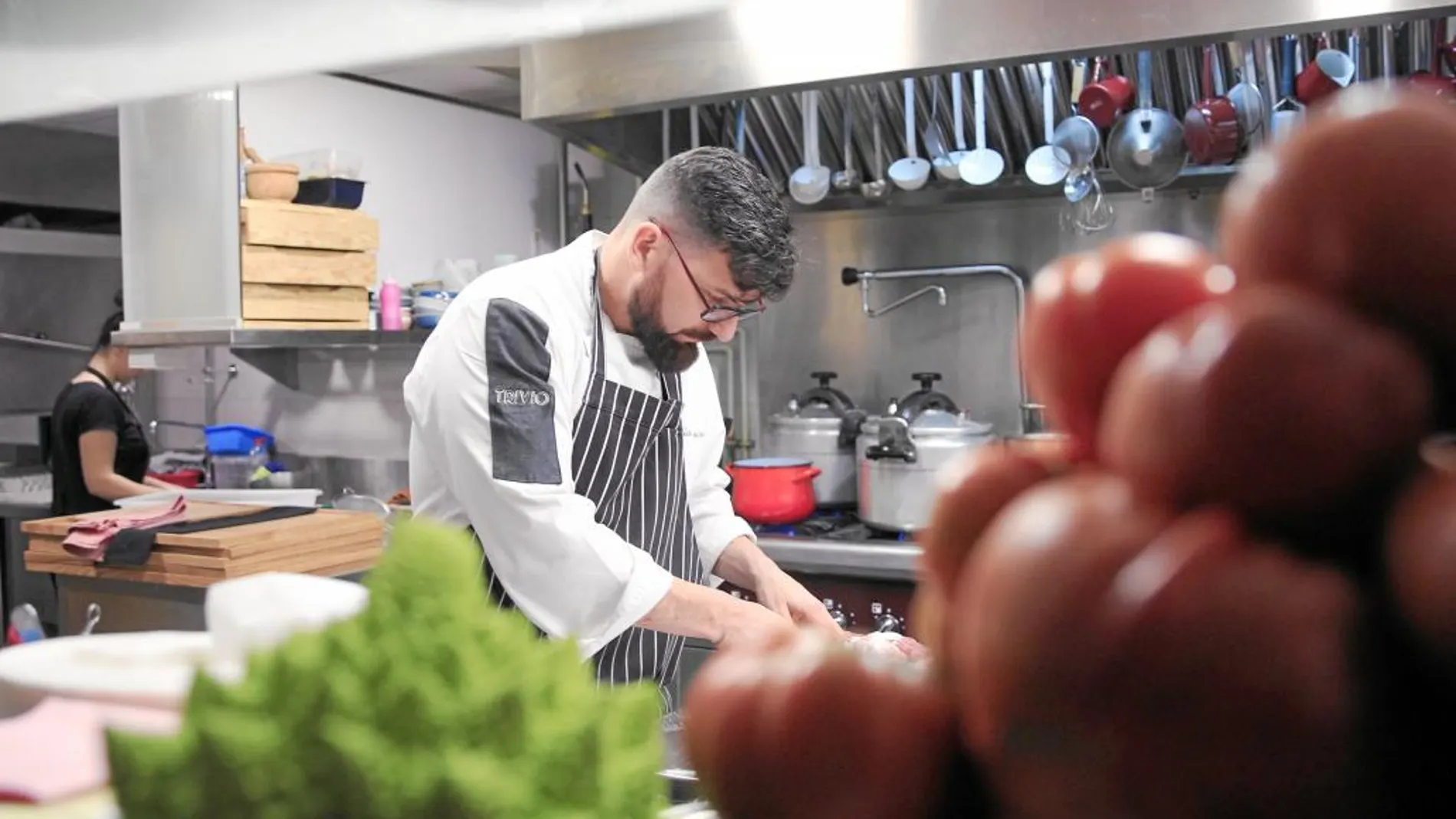 El chef Jesús Segura, para realizar su oficio, prefiere rodearse de profesionales motivados