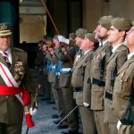 El general José Rivas pasa revista a las tropas durante la celebración del acto en honor a la Inmaculada Concepción