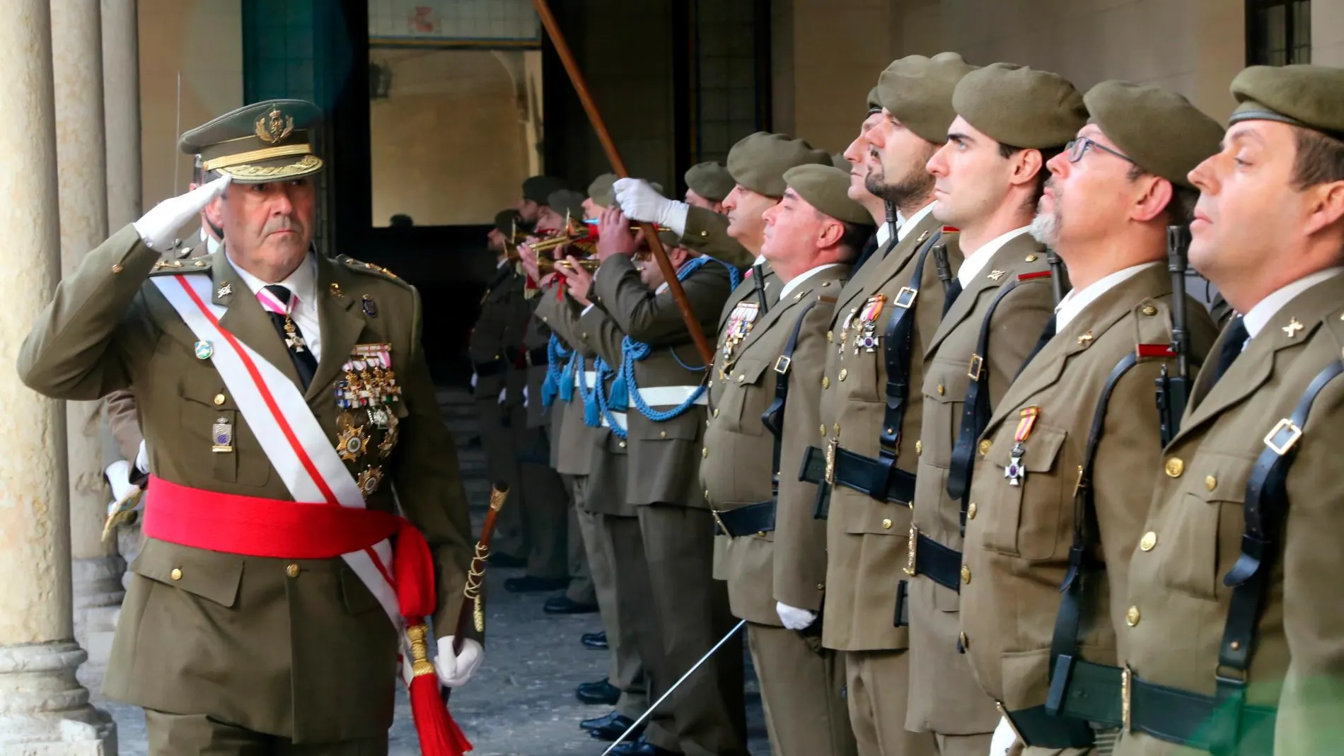 El general José Rivas pasa revista a las tropas durante la celebración del acto en honor a la Inmaculada Concepción