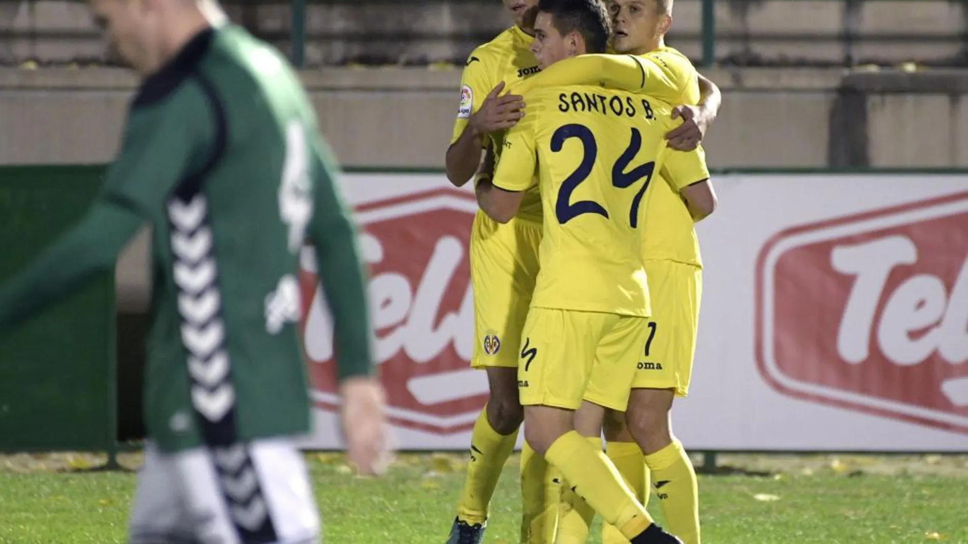 Los jugadores del Villarreal celebran el primer gol para el equipo