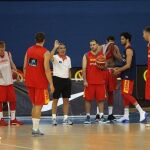 El entrenador de la selección española de baloncesto, Sergio Scariolo, da instrucciones a sus jugadores