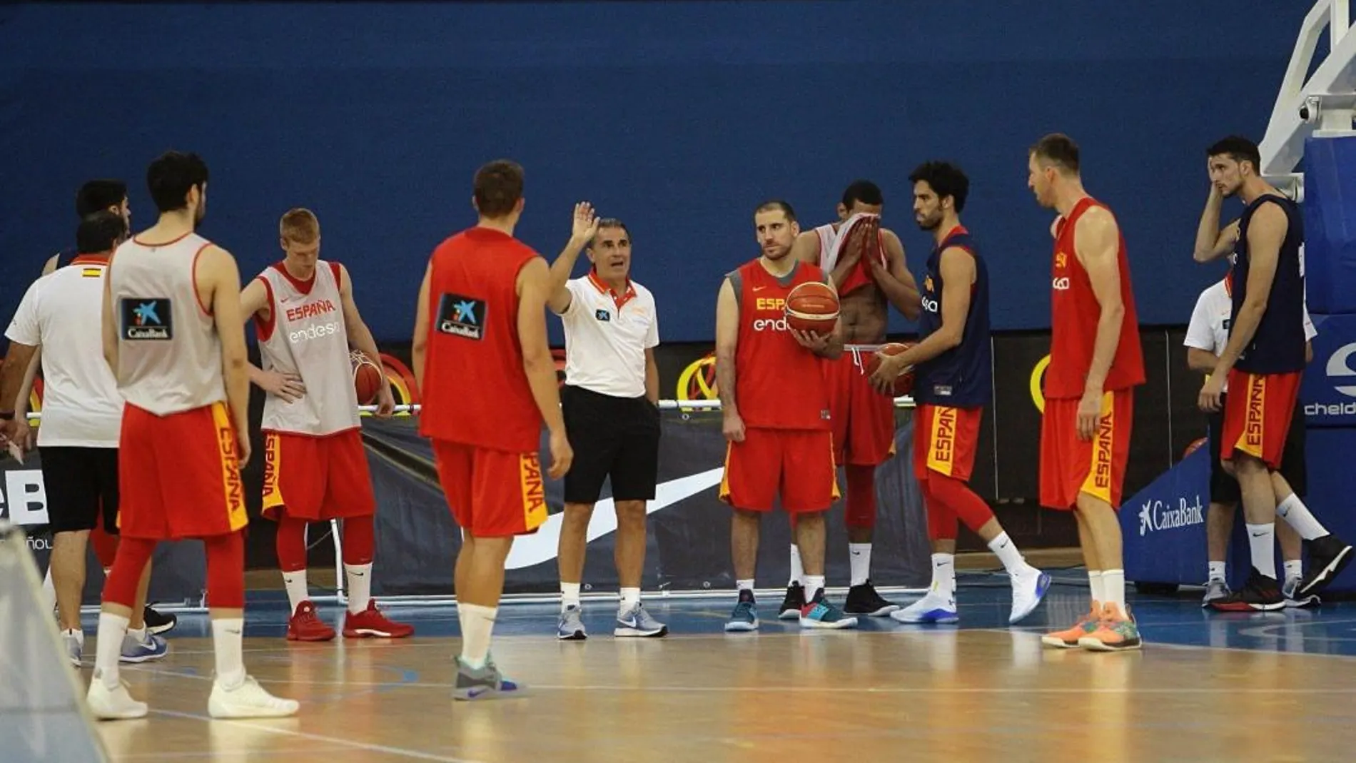 El entrenador de la selección española de baloncesto, Sergio Scariolo, da instrucciones a sus jugadores