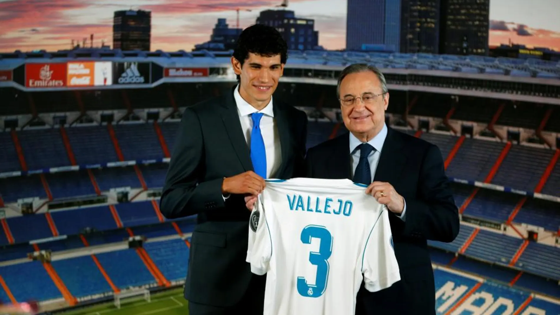 El presidente del Real Madrid, Florentino Perez, junton a Jesús Vallejo durante la presentación del jugador