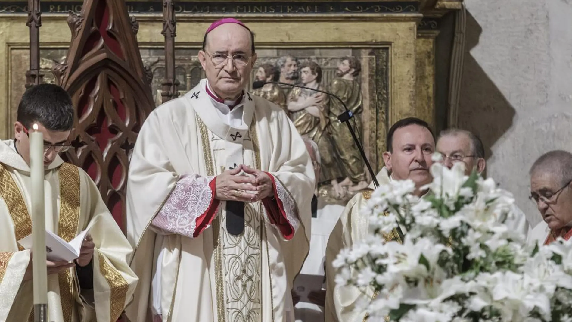 El arzobispode Burgos, Fidel Herráez, durante la eucaristía para celebrar las Bodas de Oro de su ordenación sacerdotal /Ricardo Ordóñez/Ical