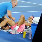 El tenista español Rafa Nadal recibe atención médica.