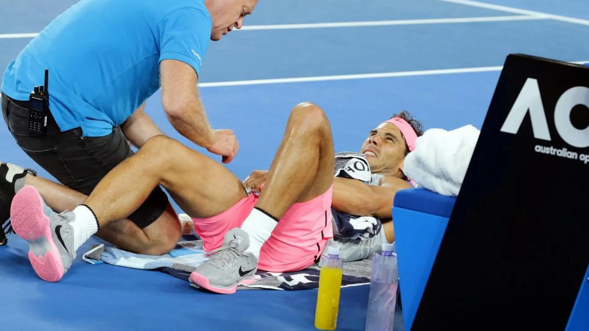 El tenista español Rafa Nadal recibe atención médica.