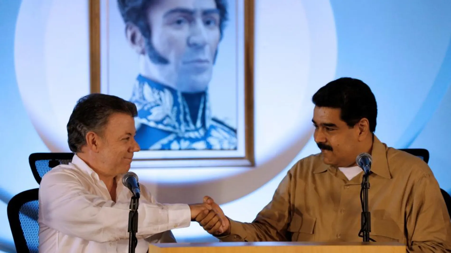 Nicolás Maduro y Juan Manuel Santos se dan la mano