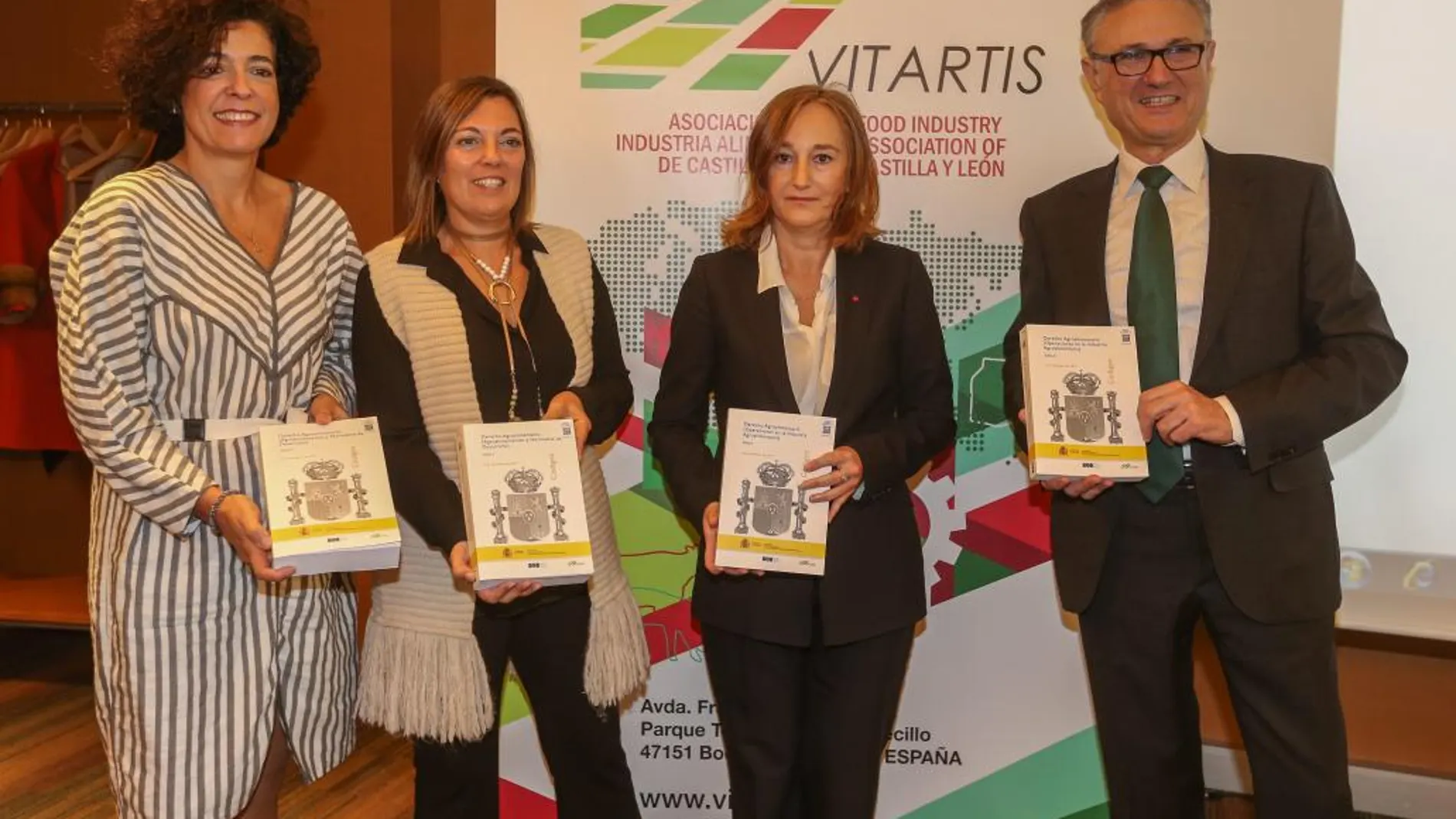 De izqda. a drcha., Carmen Suárez, la consejera Milagros Marcos, Eva González y el presidente de Vitartis, Félix Moracho