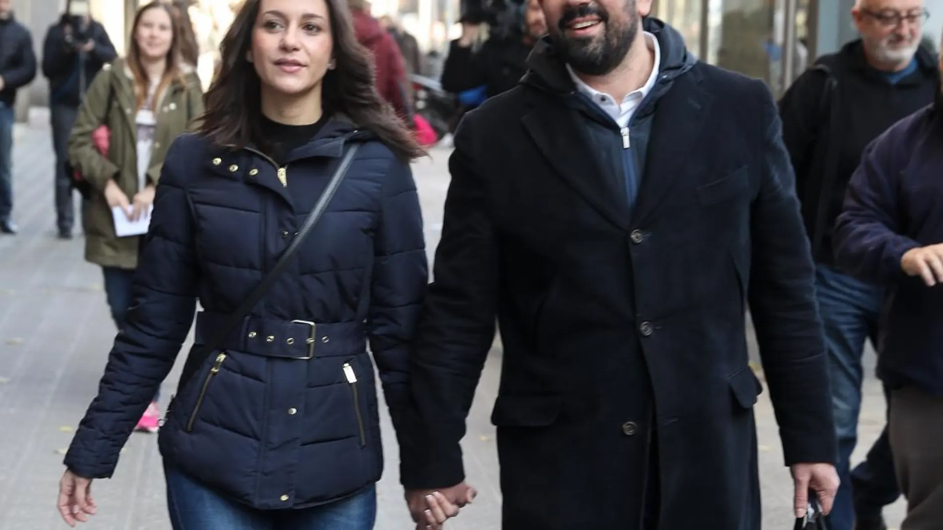 La cabeza de lista de Ciudadanos, Inés Arrimadas, junto a su marido, Xavier Cima, en una fruteria del barrio de Les Corts de Barcelona durante la jornada de reflexión