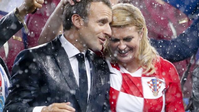 Emmanuel Macron y Kolinda Grabar-Kitarovic, completamente empapados bajo la lluvia. (AP Photo/Petr David Josek)