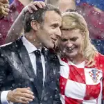  Paraguas solo para Putin: Macron y Grabar-Kitarovicos, presidentes francés y croata, empapados