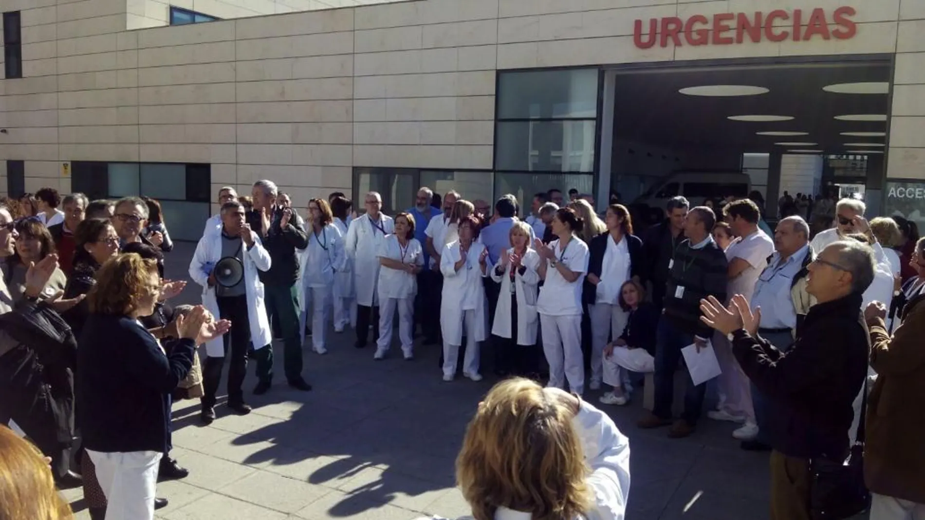 Protesta de profesionales sanitarios en las urgencias del nuevo hospital del Campus de la Salud de Granada