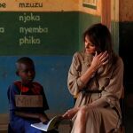 La primera dama de EE UU durante su visita a un colegio en Malaui/ Foto: REUTERS/Carlo Allegri