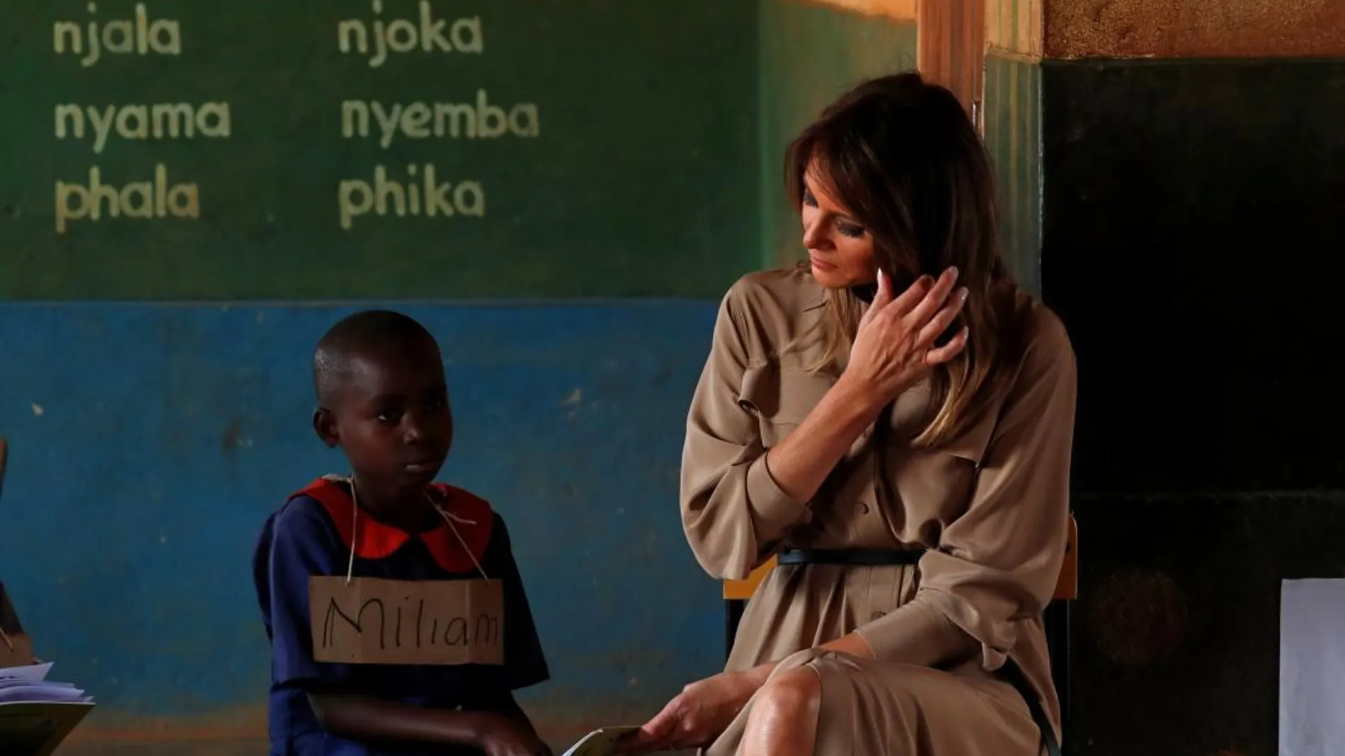 La primera dama de EE UU durante su visita a un colegio en Malaui/ Foto: REUTERS/Carlo Allegri