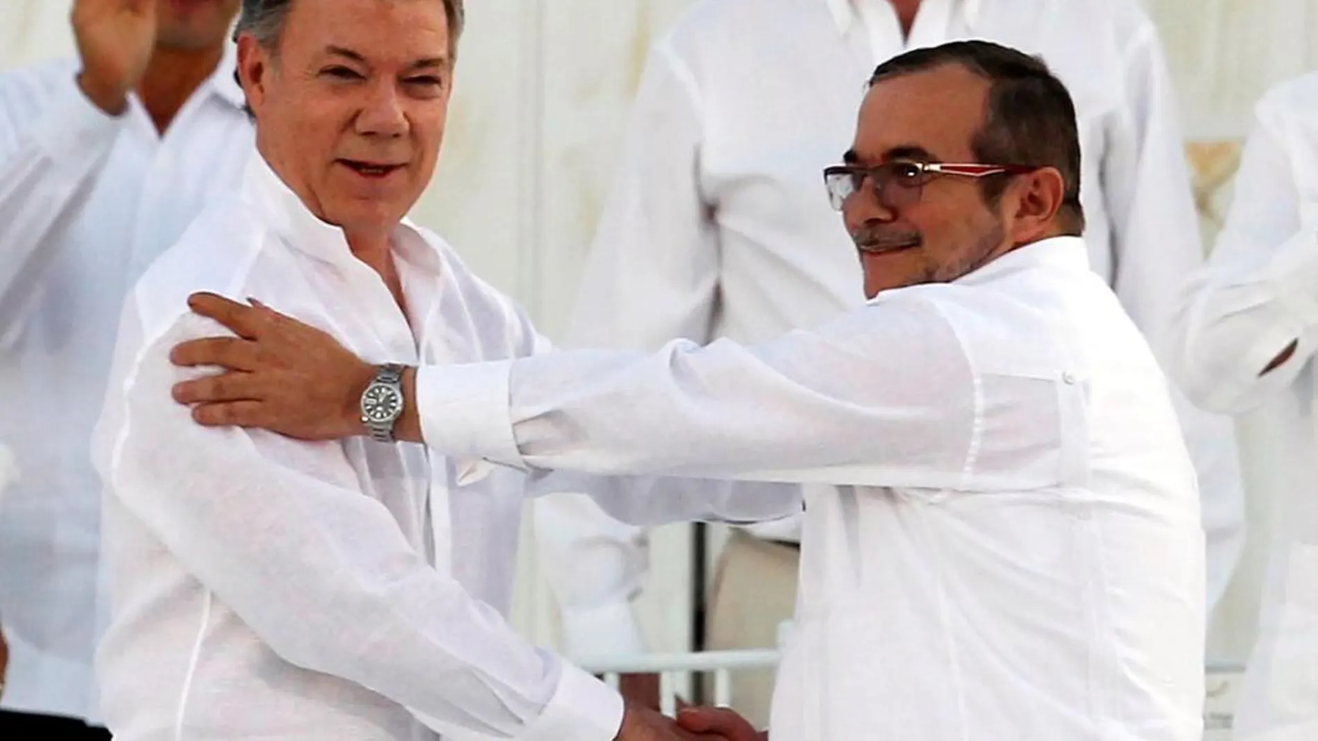 Juan Manuel Santos y Rodrigo Londono, alias Timochenko tras la firma del acuerdo de paz